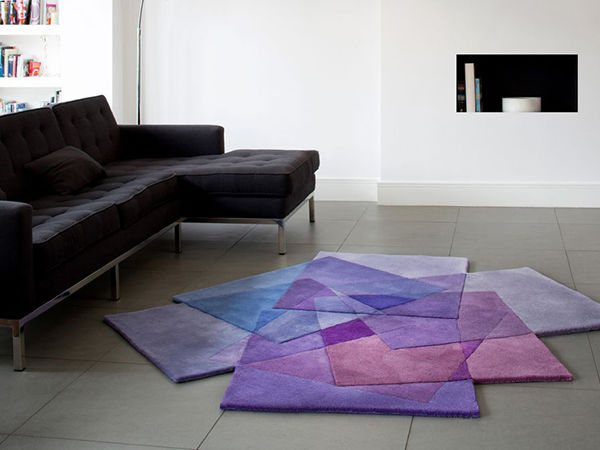 Интерьер с бордовым ковром на полу