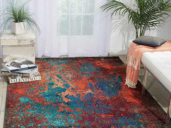 Интерьер с бордовым ковром на полу