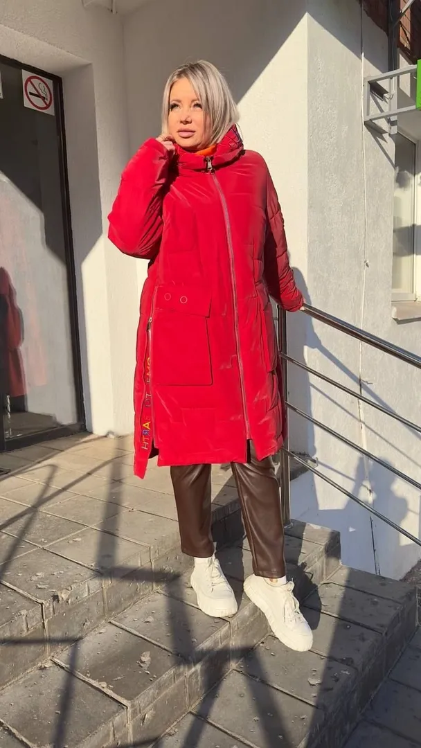 Куртка удлинённая стильная с капюшоном красного цвета MODLAV ML4602-5 Modla