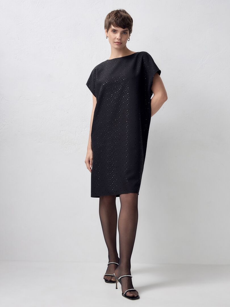 Свободное черное платье-кокон с коротким рукавом Pompa