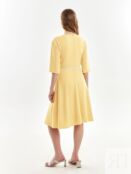 Элегантное платье медово-жёлтого цвета с поясом Pompa