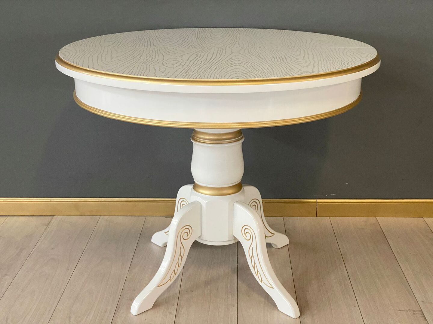Стол круглый раскладной Верона (белый, патина золото) шпон Размер стола 110